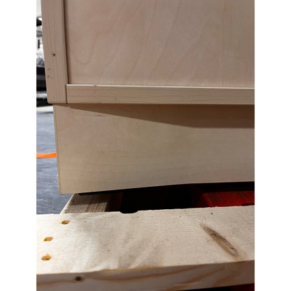 Skap QBUS, låsbare skyvedører m/håndtak, 4 hyller, sokkel, H2020 B800 D400 mm, bjørk