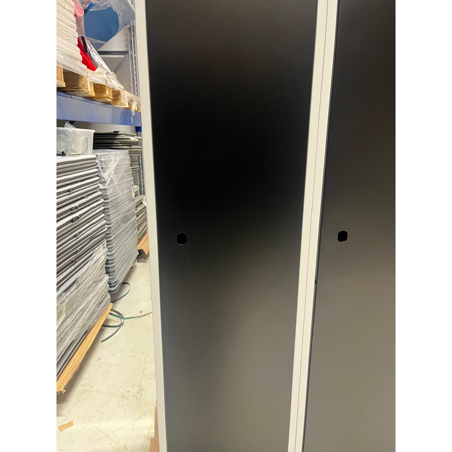 Garderobeskap CLASSIC, svart, UTEN sokkel.