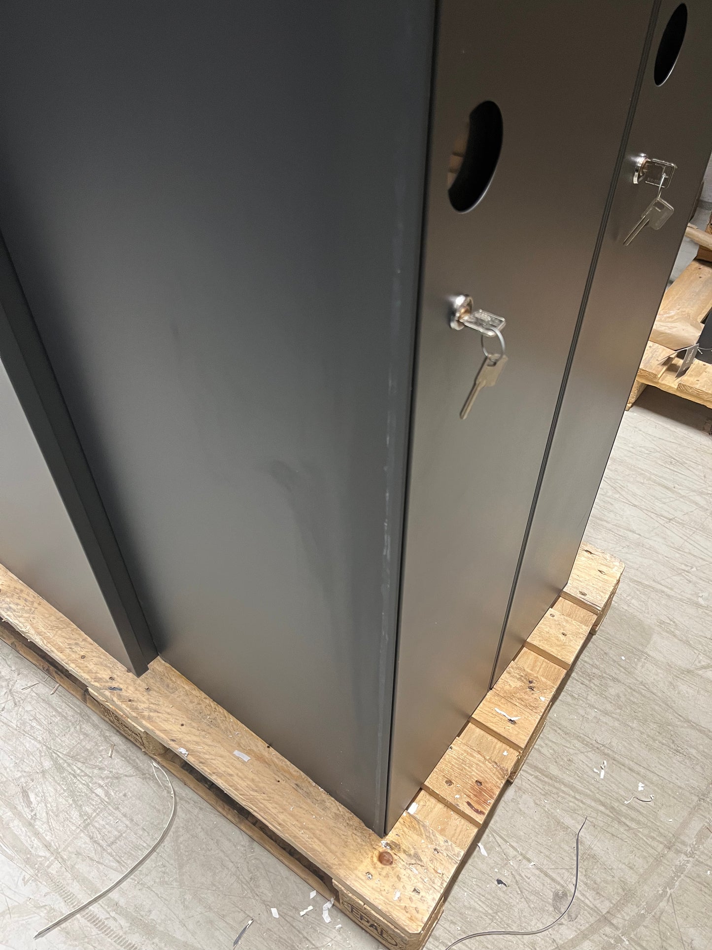 Garderobeskap CREATE SIGN, 2 seksjoner, mørk grå, UTEN bein