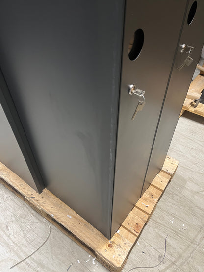 Garderobeskap CREATE SIGN, 2 seksjoner, mørk grå, UTEN bein