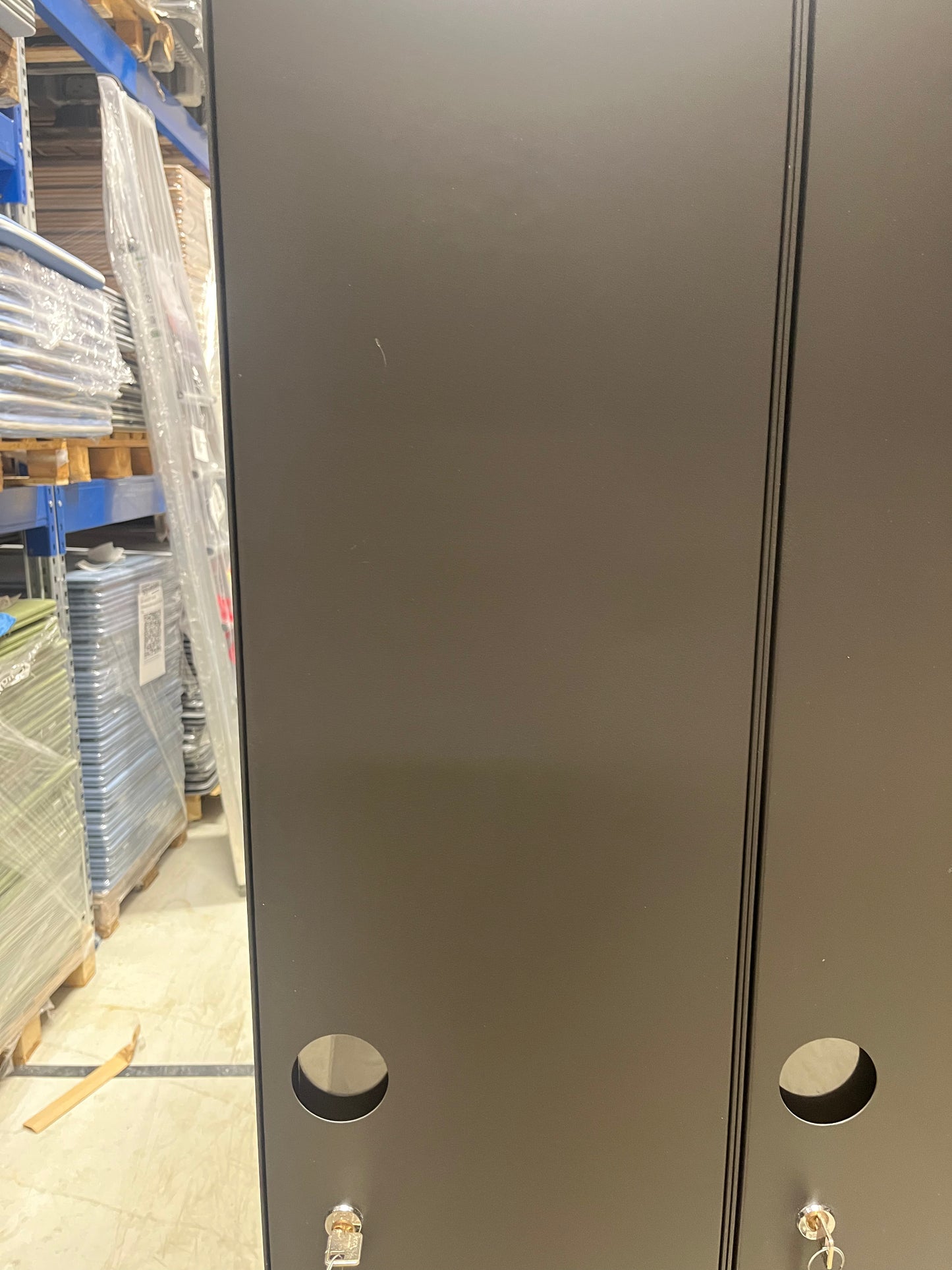 Garderobeskap CREATE SIGN, 2 seksjoner, mørk grå, UTEN bein