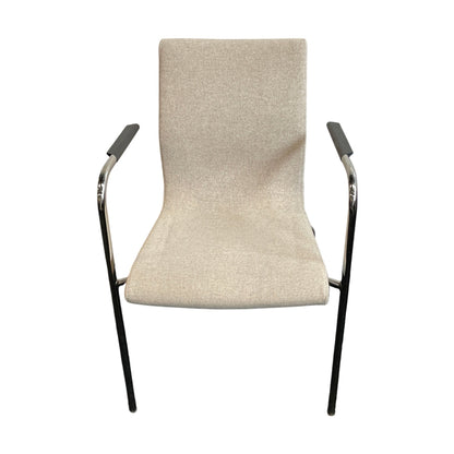 Sandfarget møteromsstol fra Skandiform, med armlener