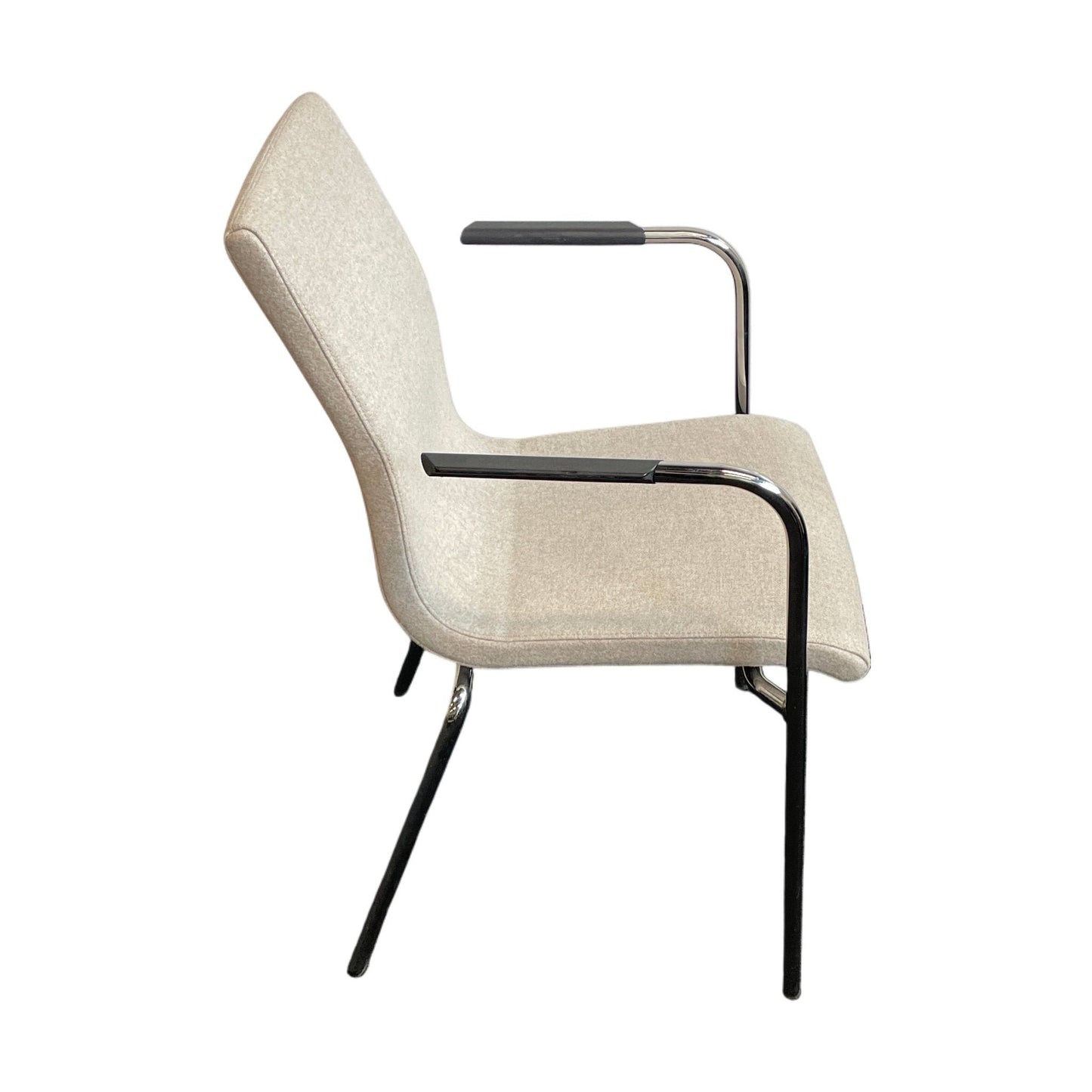 Sandfarget møteromsstol fra Skandiform, med armlener