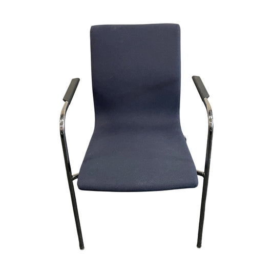 Marineblå møteromsstol fra Skandiform, med armlener