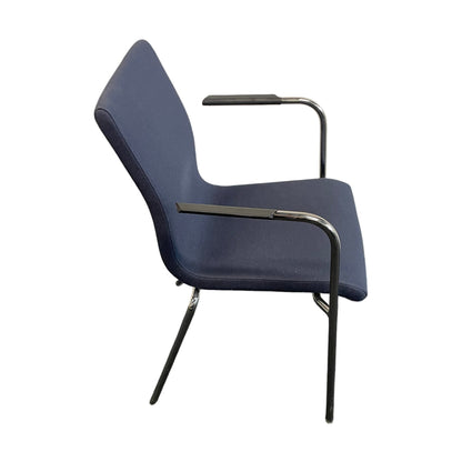 Marineblå møteromsstol fra Skandiform, med armlener