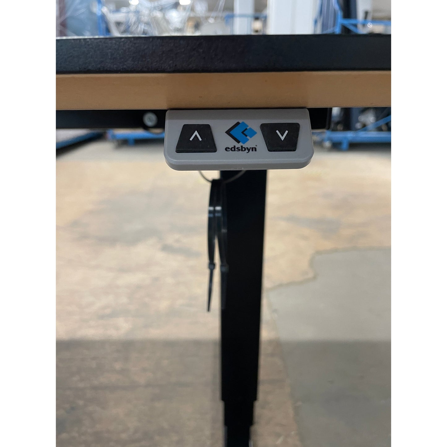 Edsbyn elektrisk hev/senk skrivebord, hvit plate med sort understell, 180x80 cm