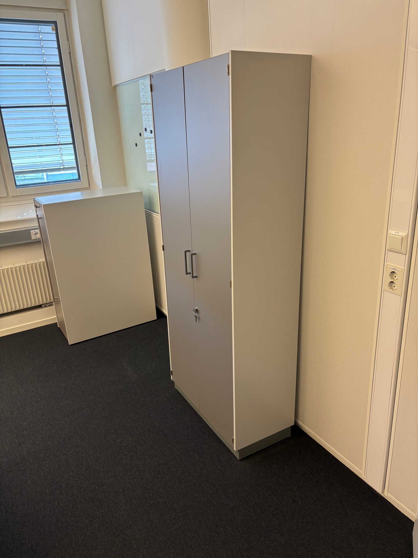 Høyskap med 5 hyller og dører