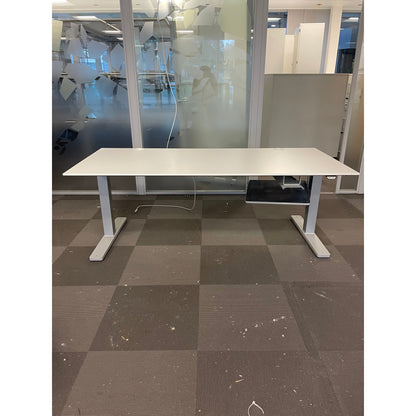 Elektrisk hev/senk skrivebord fra Kinnarps, hvit, 180x80 cm