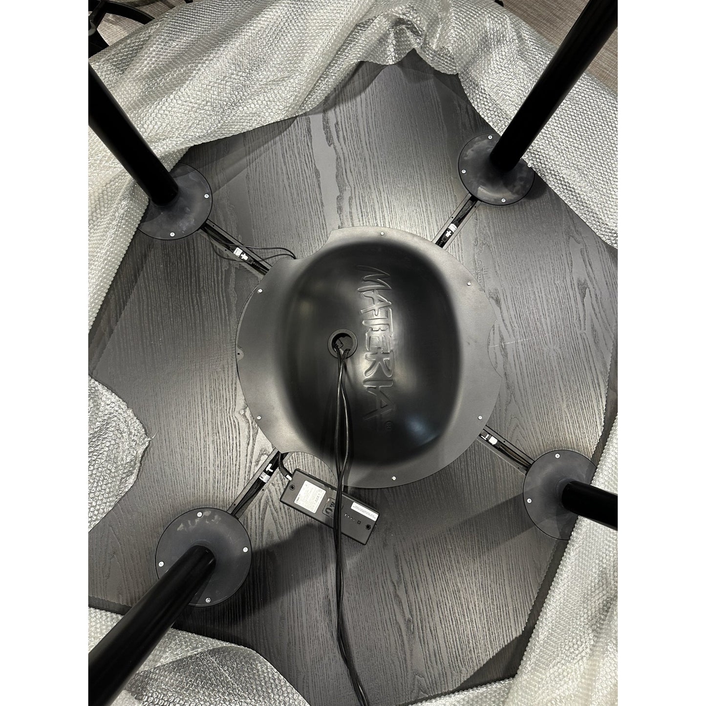 Møtebord fra Materia med el hev/senk, 200Ø i svart