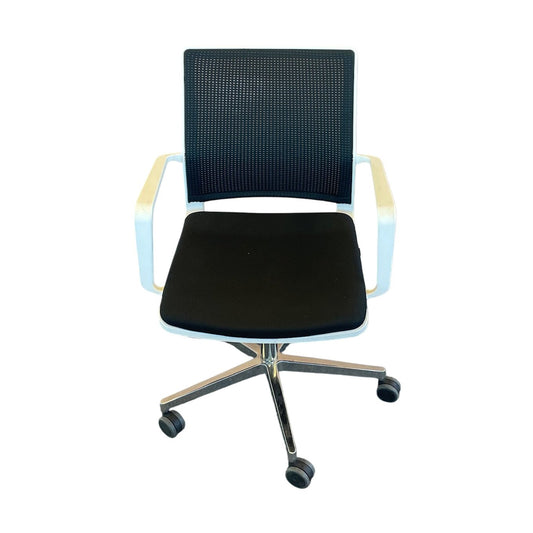 W70 møteromsstol fra Wagner, hev/senk funksjon, hvit/sort