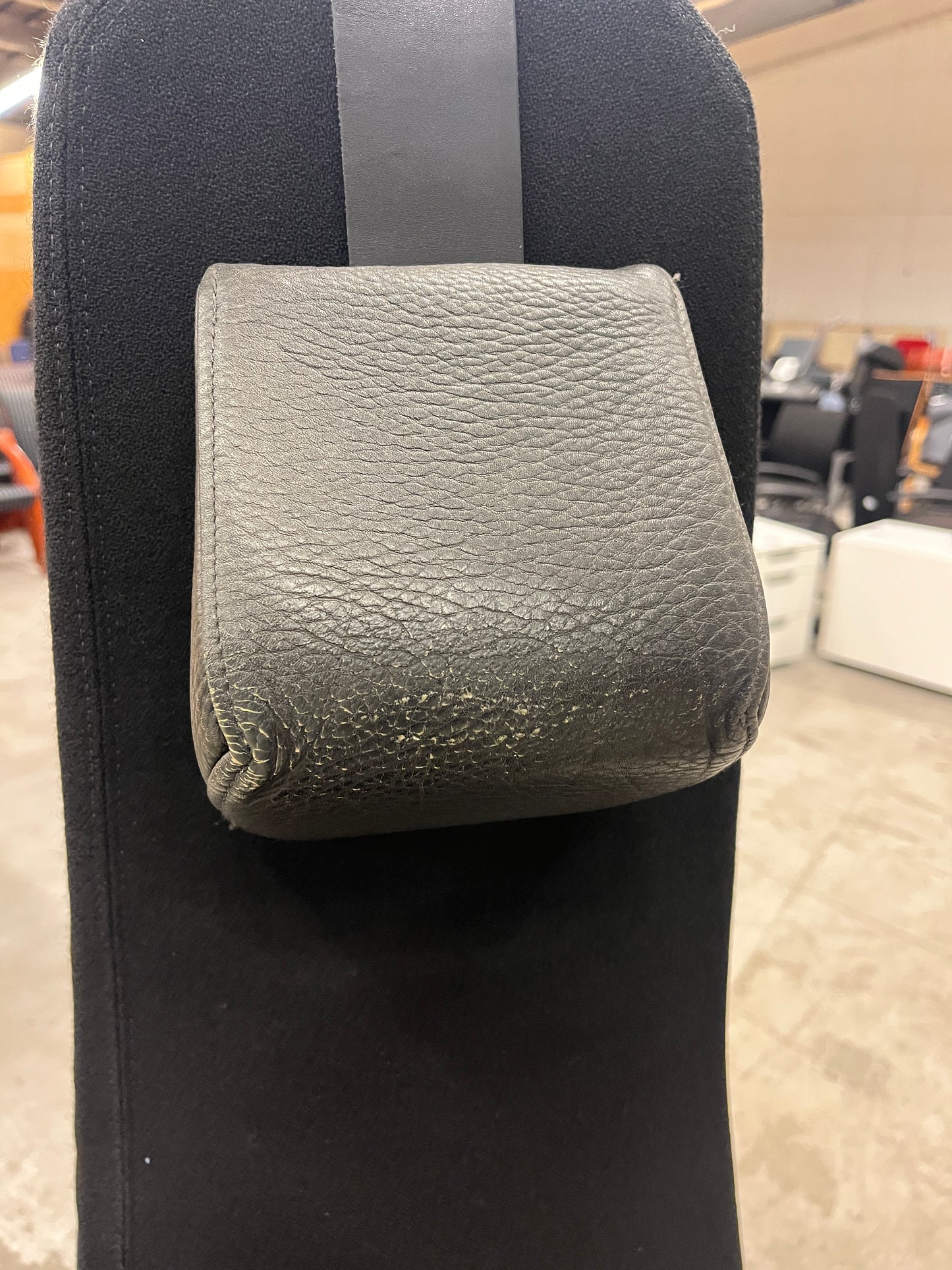 Q-lite kontorstol fra UllmanStolen m/nakkepute