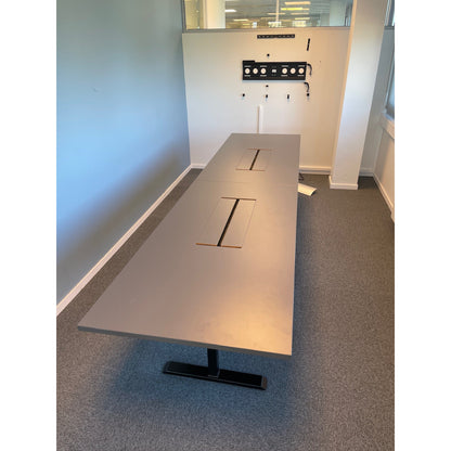 Møteromsbord i mørk grå fra Aarsland, 320x80 cm