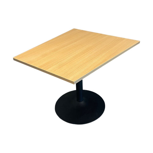 Veggrettet videomøtebord fra Fora Form, eik, 100x90/70 cm