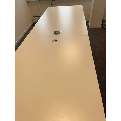 Møtebord fra Fora Form, hvit laminat, 280x80 cm