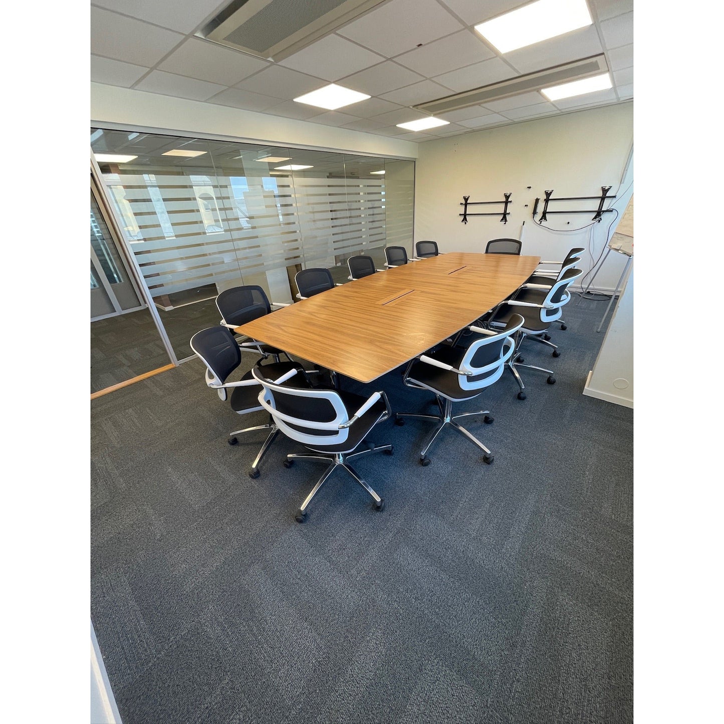 Båtformet konferansebord i oljet eik fra Horreds, 360x150 cm