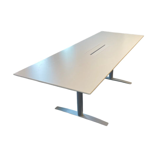 Hvitt møteromsbord med kabelluke fra Fora Form, hvit laminat, 210x80 cm