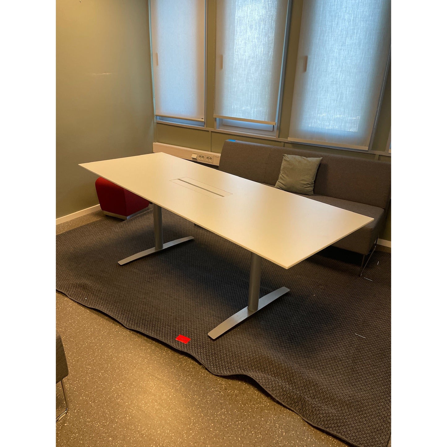 Hvitt møteromsbord med kabelluke fra Fora Form, hvit laminat, 210x80 cm