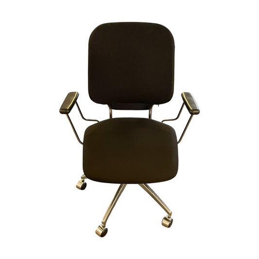 Invite møteromsstol fra SAVO, med armlener, svart stoff