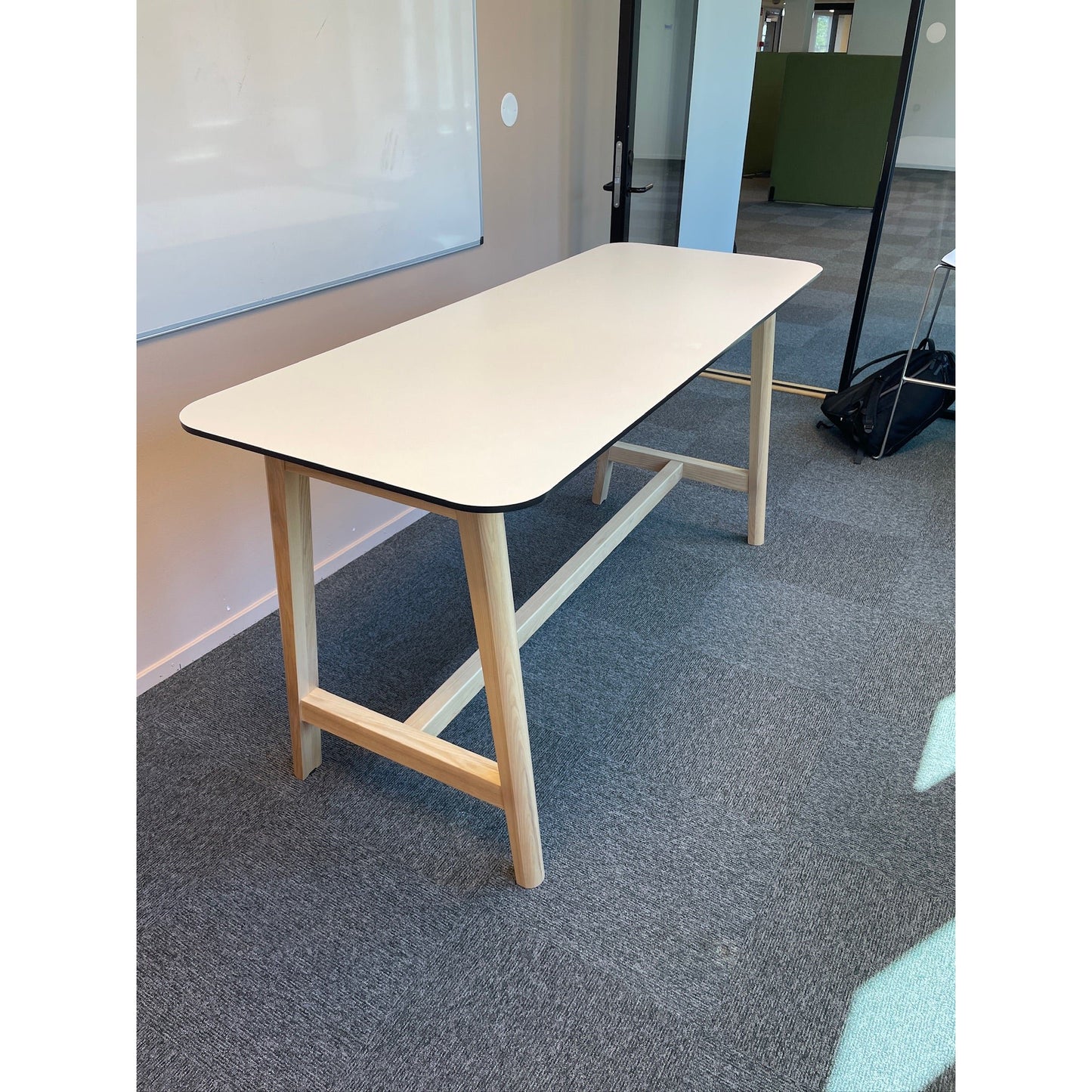Hvitt barbord med eikebein fra Fora Form, 180x70 cm, 90 cm høy