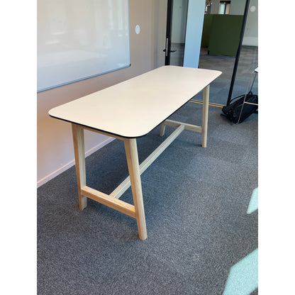 Hvitt barbord med eikebein fra Fora Form, 180x70 cm, 90 cm høy