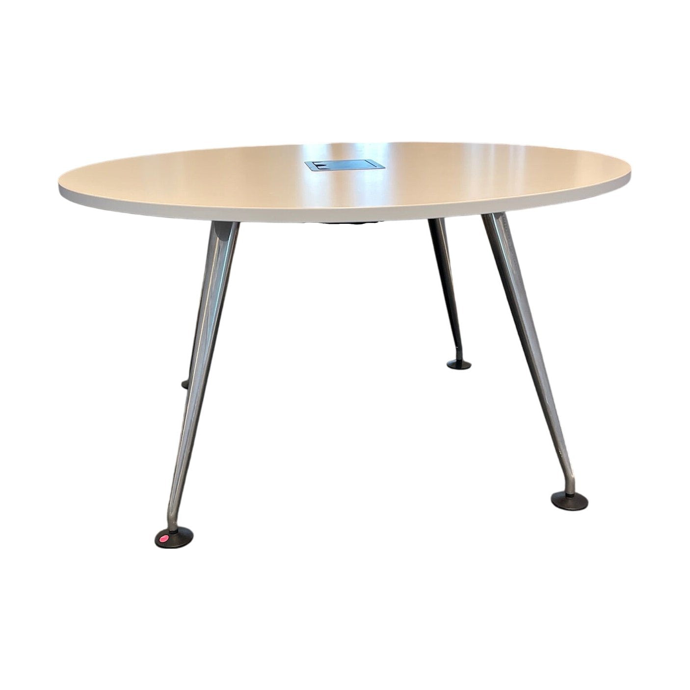 Sirkulært møtebord fra Fora Form, hvit, 130x130 cm