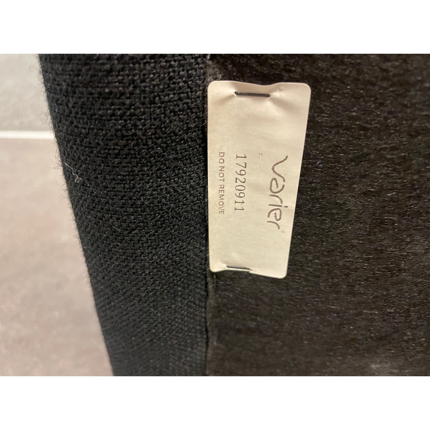 Wing balansestol fra Stokke Varier, sort