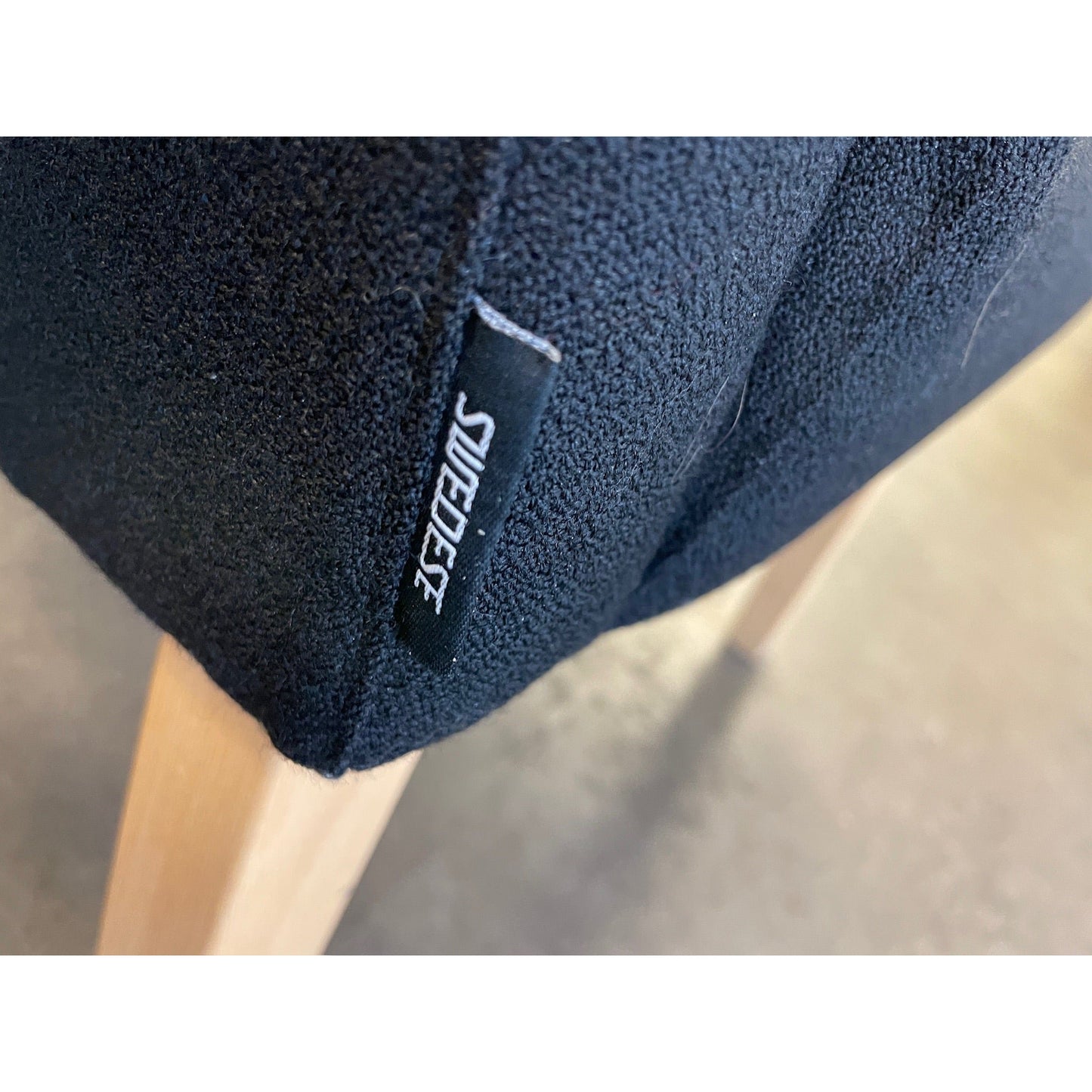 Solino lenestol fra Swedese, sort tekstil, med nakkestøtte