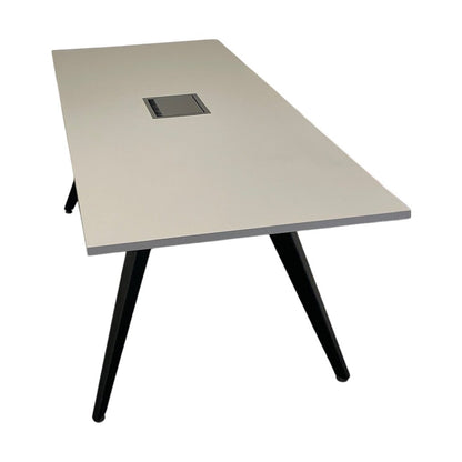 (180x80) Møteromsbord i grått med kabelbrønn og sorte skråbein fra Aarsland