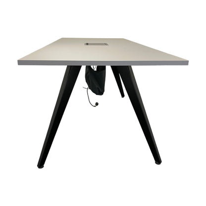 (180x80) Møteromsbord i grått med kabelbrønn og sorte skråbein fra Aarsland