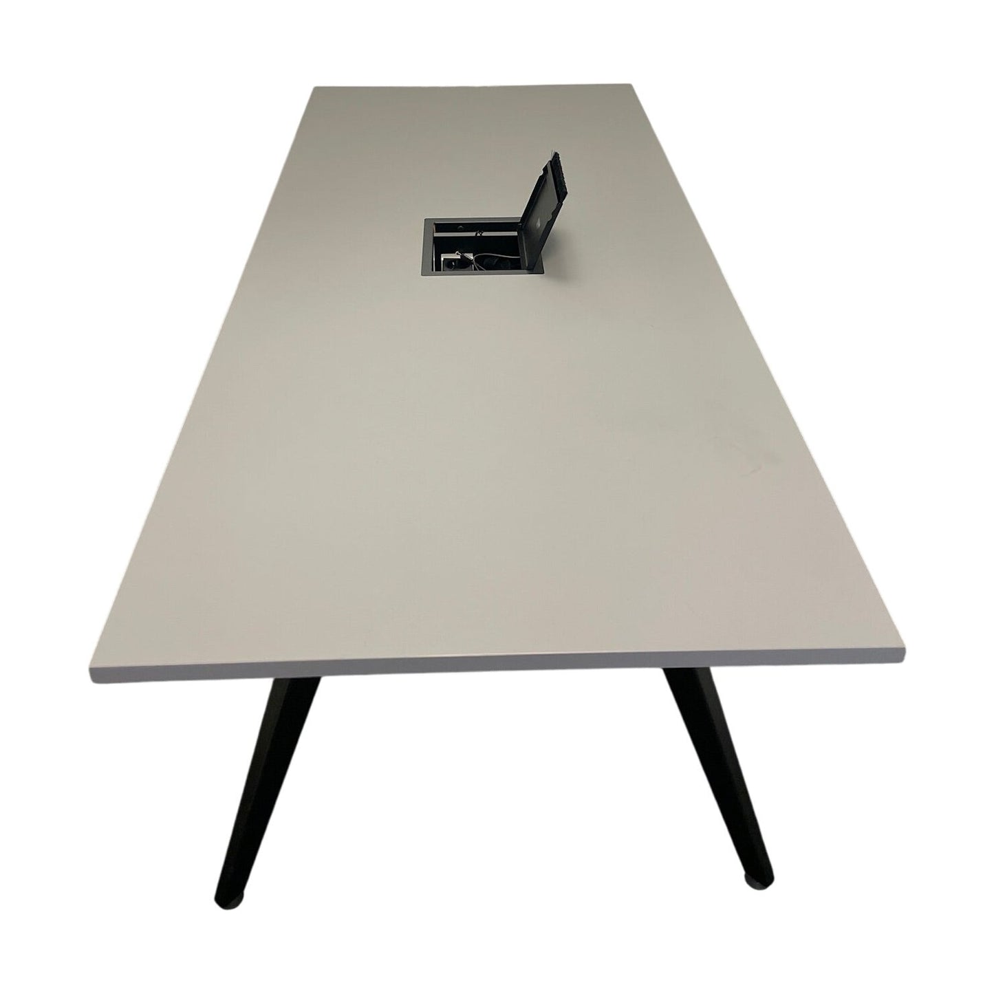 (180x80) Møteromsbord i grått med kabelbrønn og sorte skråbein fra Aarsland