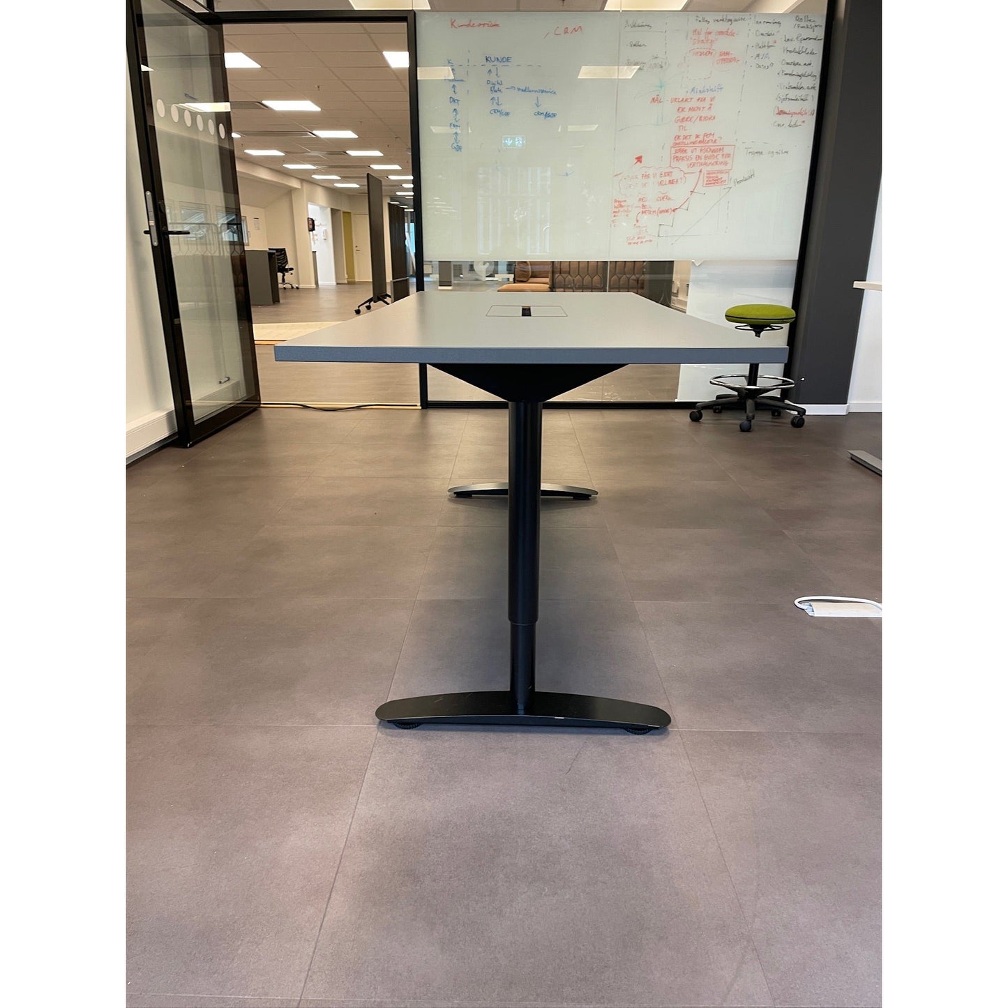 Grått møteromsbord fra Aarsland, laminat, 180x80 cm