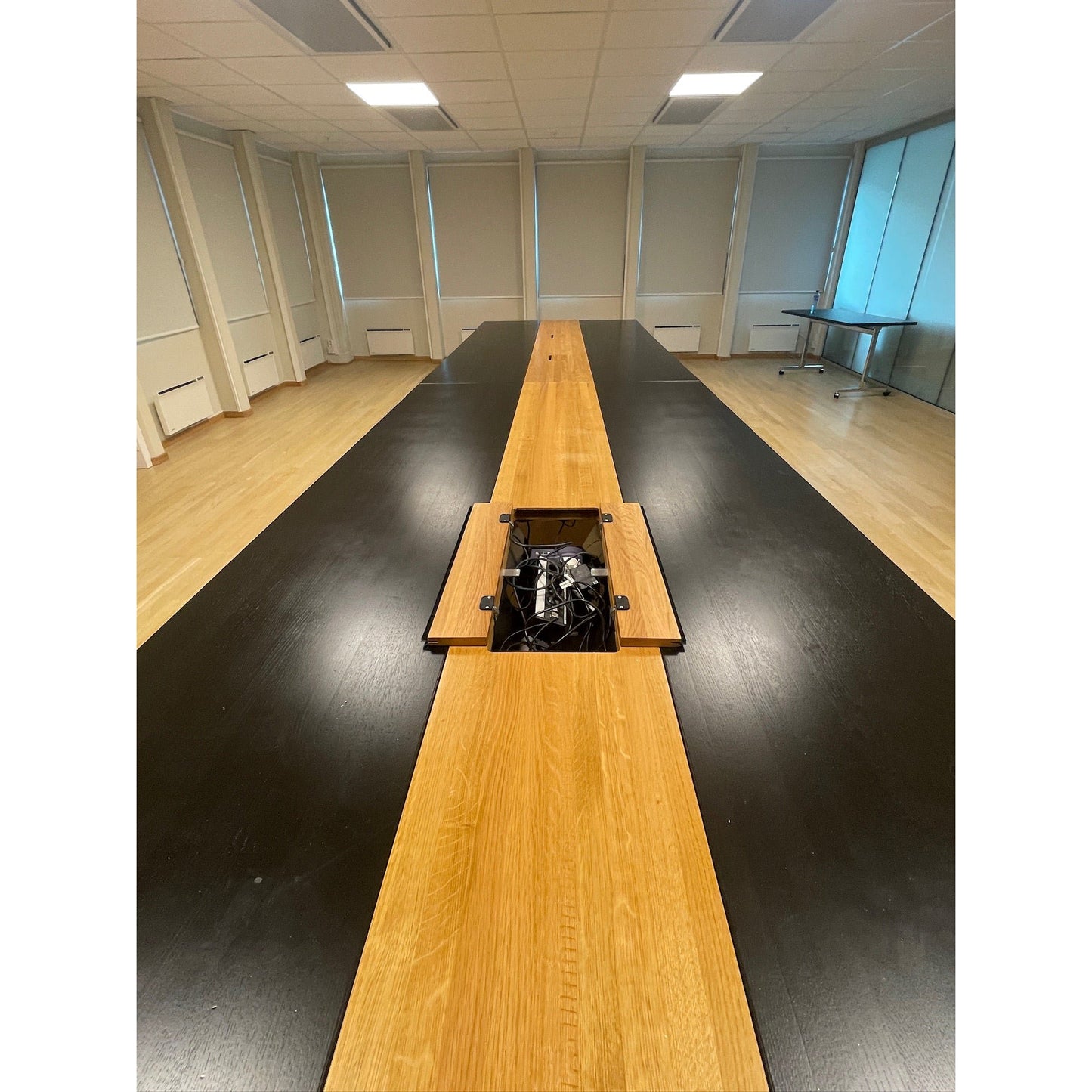 Møtebord i svartbeiset tre og lakkert eik, 600x160 cm