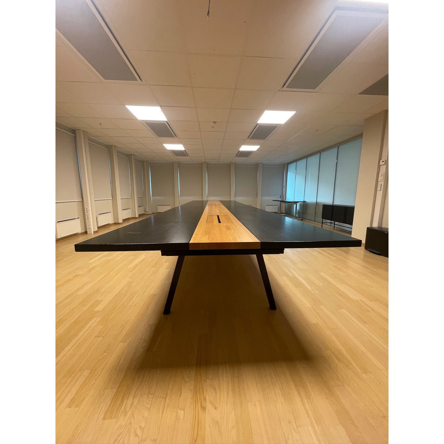 Møtebord i svartbeiset tre og lakkert eik, 600x160 cm