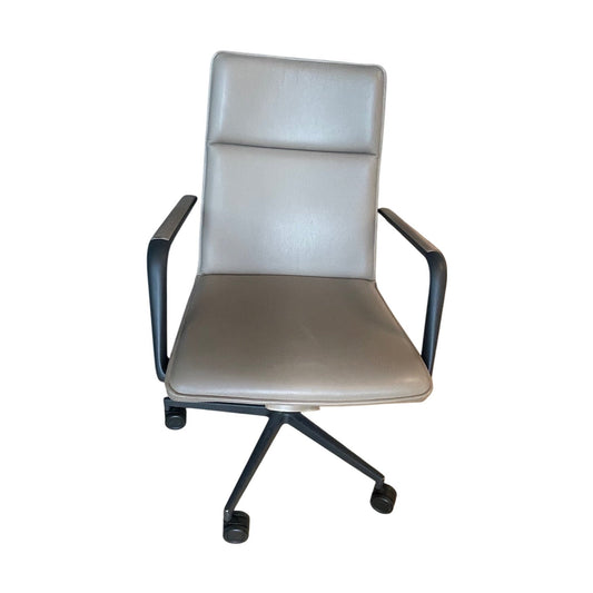 Fina møteromsstol fra Brunner, høy rygg, hjul