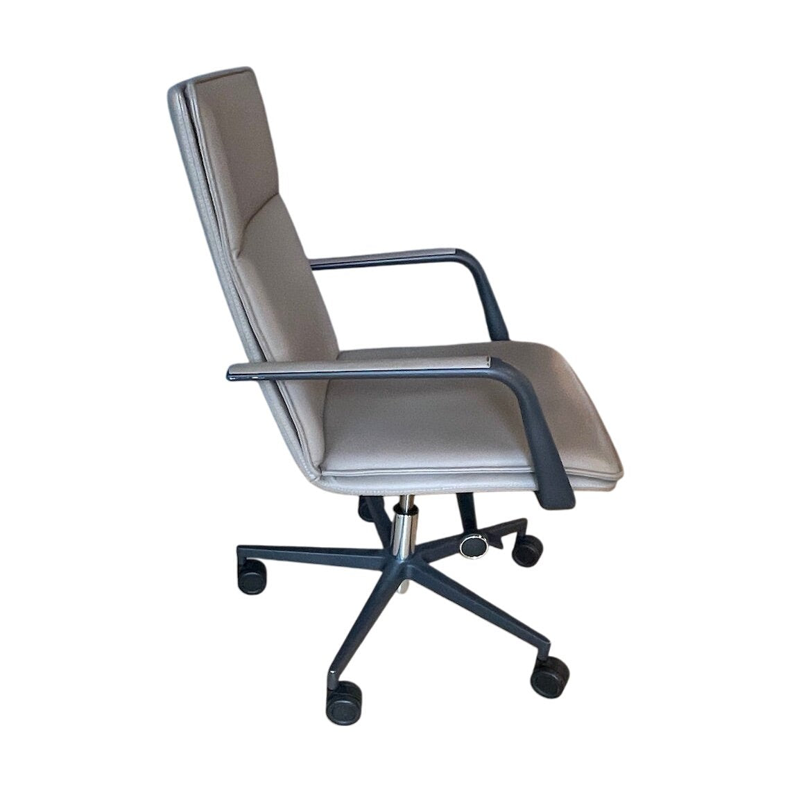 Brunner konferansestol, beige skinn, med armlener