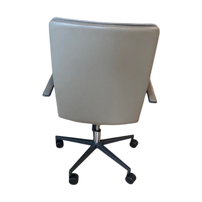 Brunner konferansestol, beige skinn, med armlener