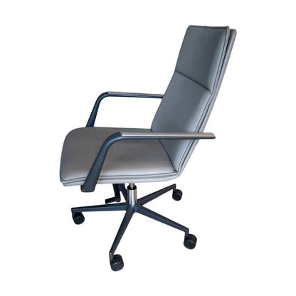 Brunner konferansestol, beige skinn, med armlener