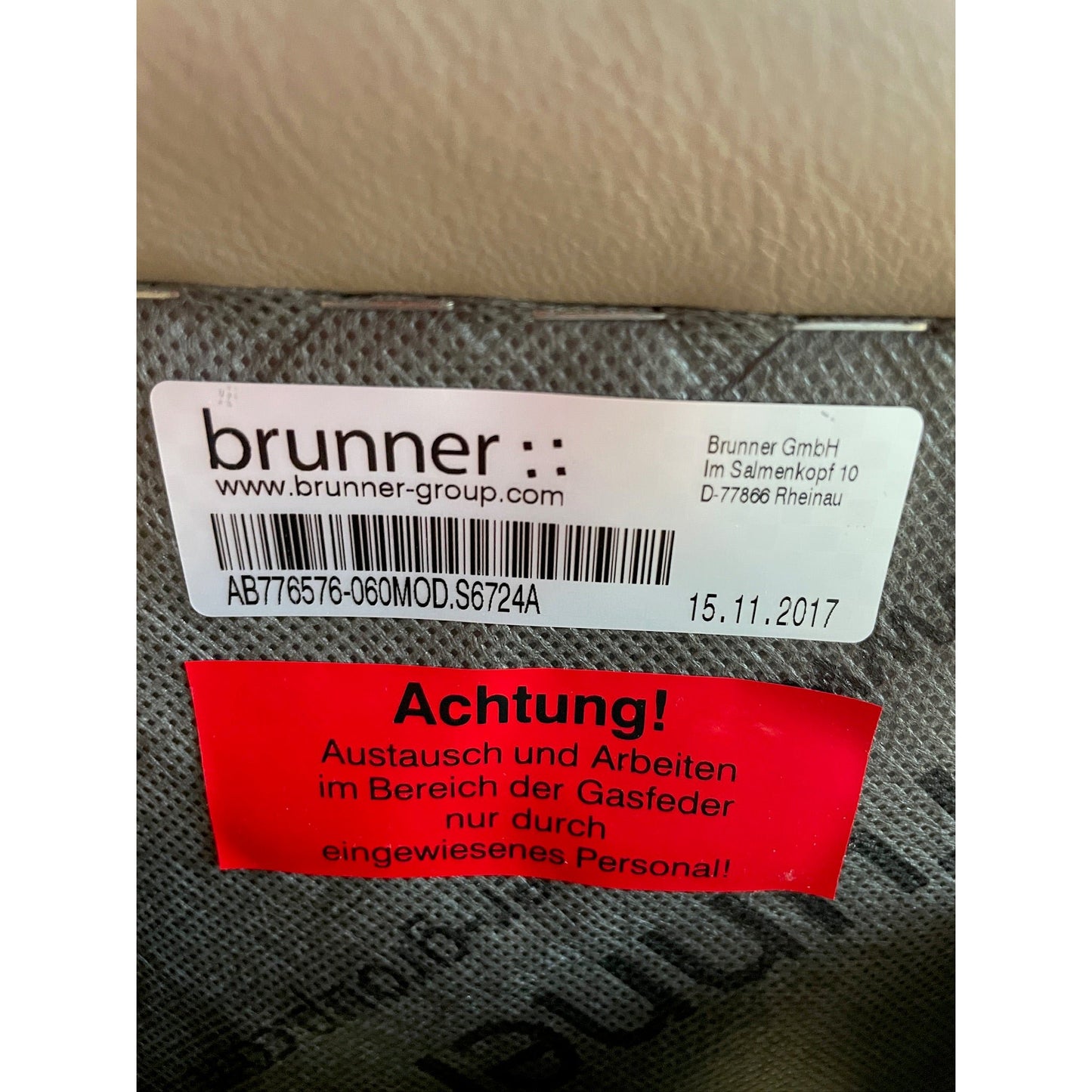 Brunner konferansestol, beige skinn, med armlener