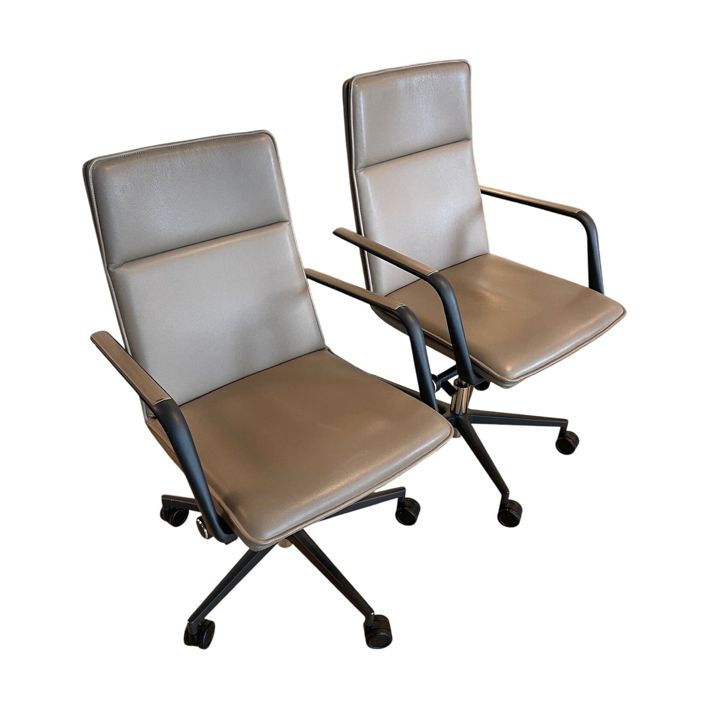 Brunner konferansestol, beige skinn, med armlener