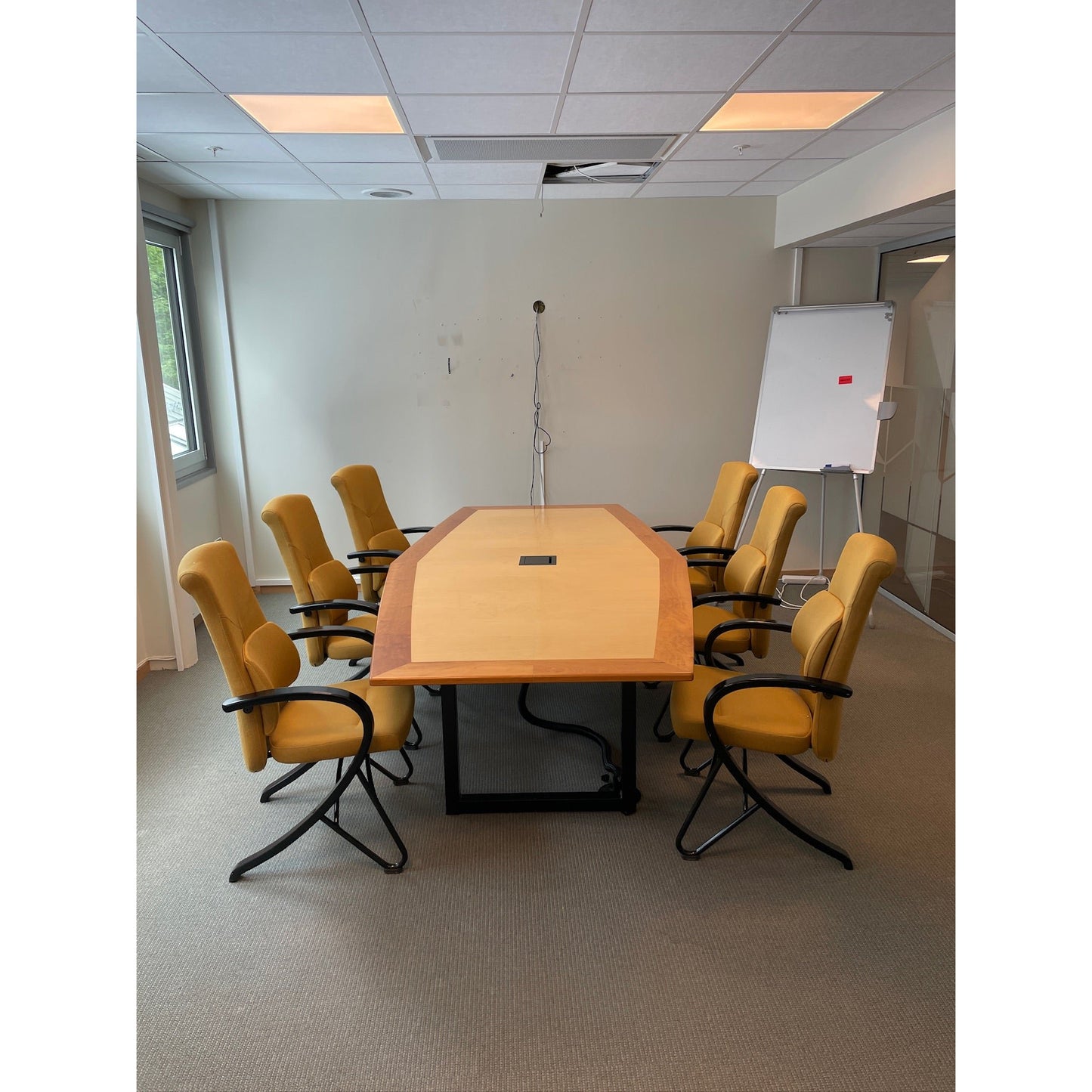 Båtformet møtebord av lakkert tre, med kontrastlist, 260x130 cm