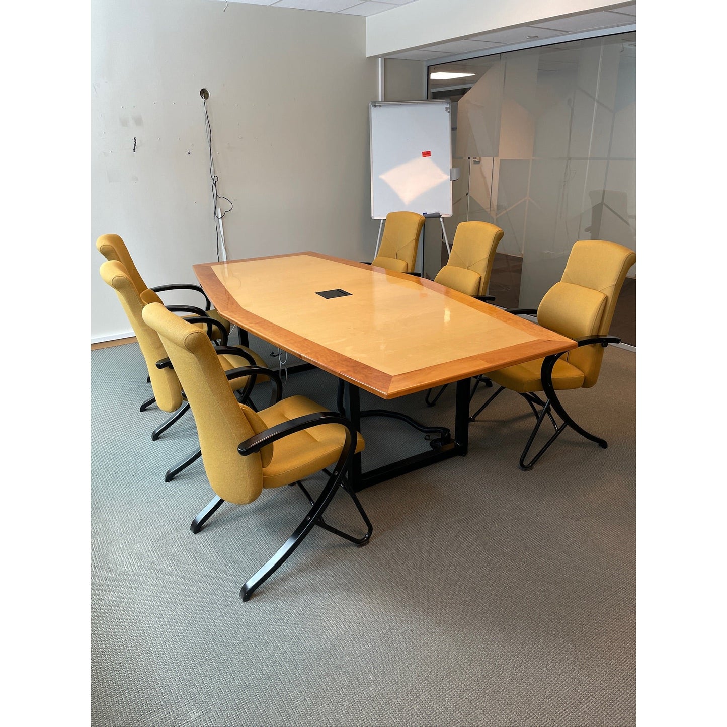 Båtformet møtebord av lakkert tre, med kontrastlist, 260x130 cm