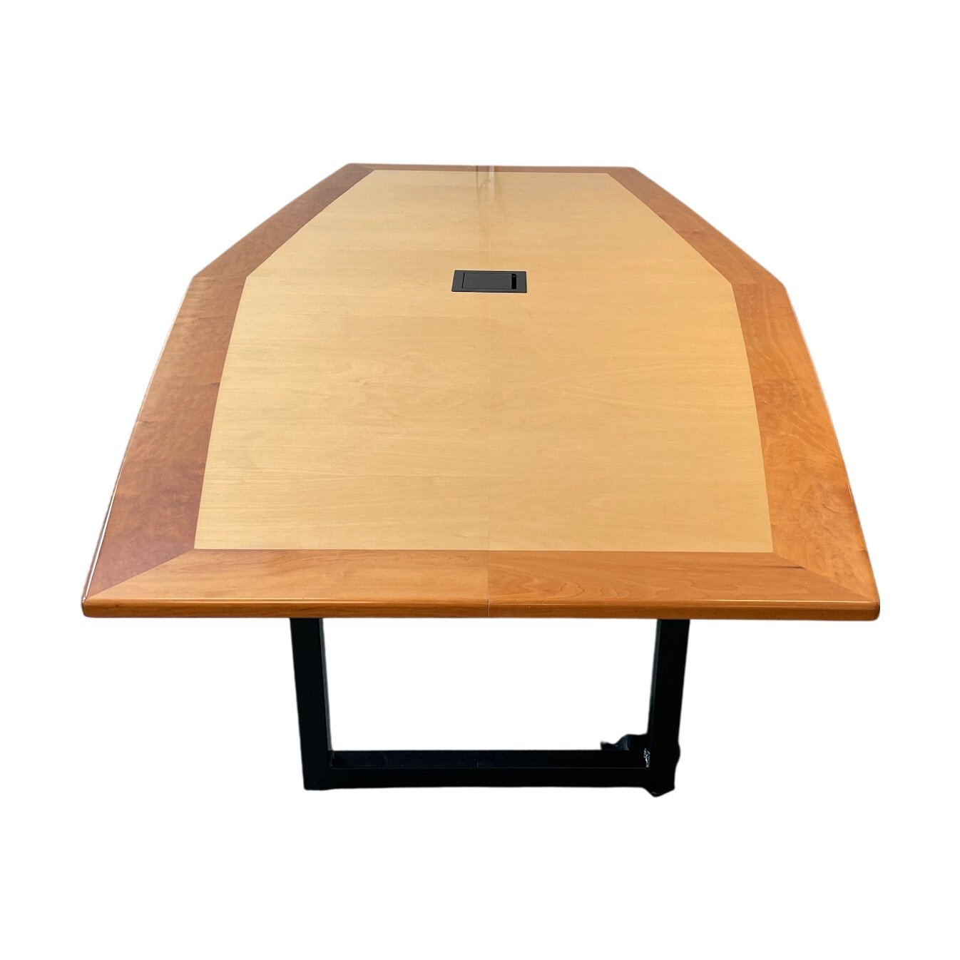 Båtformet møtebord av lakkert tre, med kontrastlist, 260x130 cm