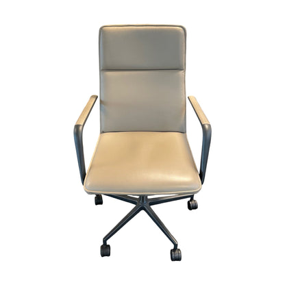 Brunner konferansestol, beige skinn, med armlener