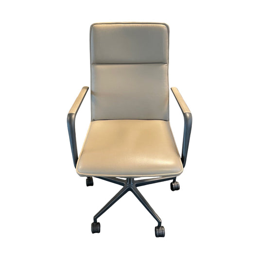 Brunner konferansestol, beige skinn, med armlener