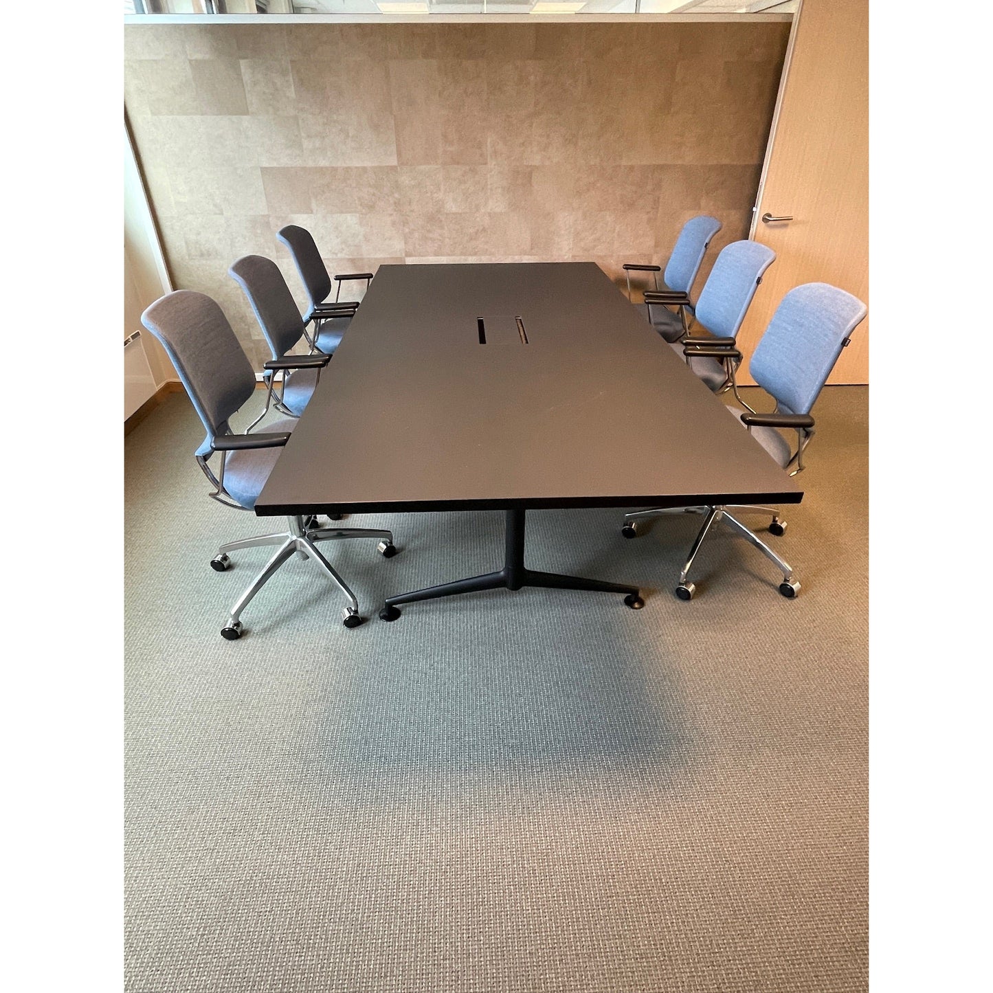Kvart møtebord fra Fora Form, svart laminat, 240x120 cm