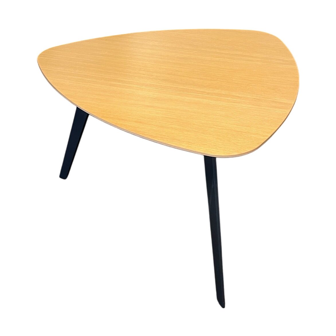 Dråpeformet møtebord i lys eik fra Fora Form, 115x115 cm