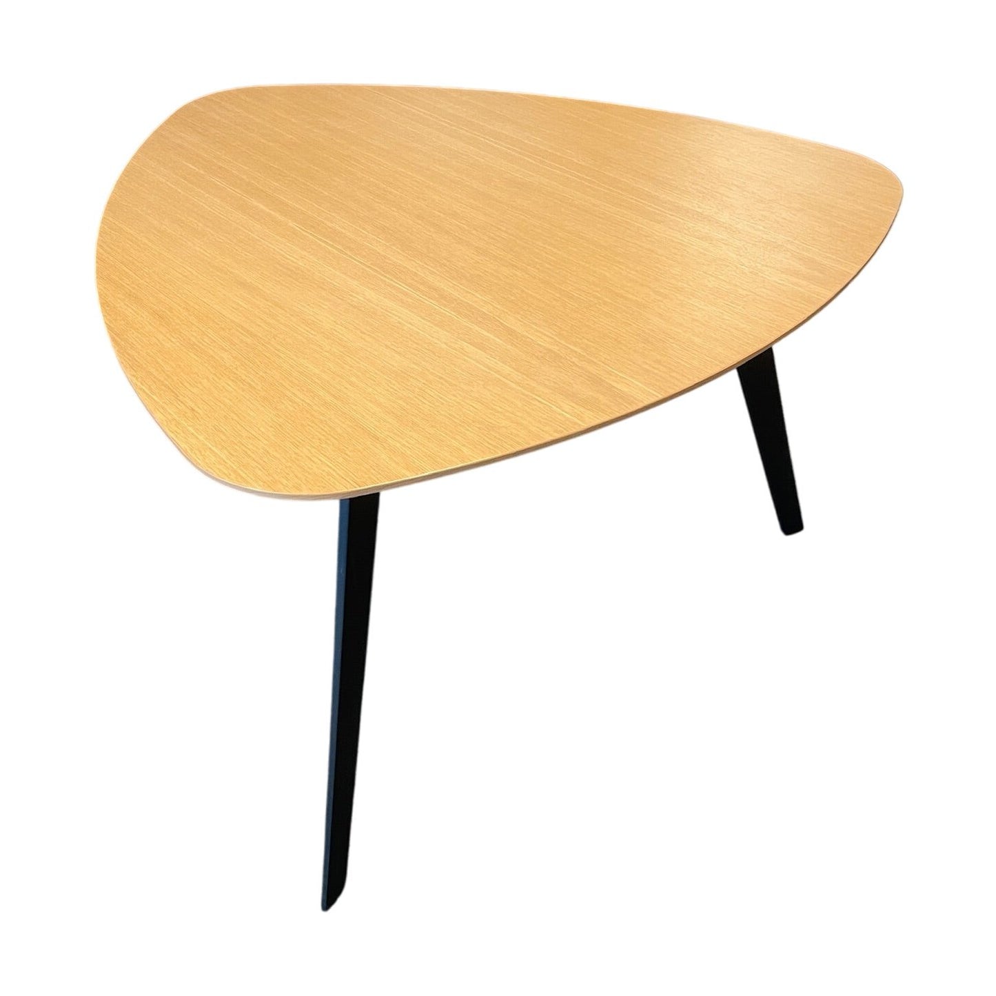 Dråpeformet møtebord i lys eik fra Fora Form, 115x115 cm