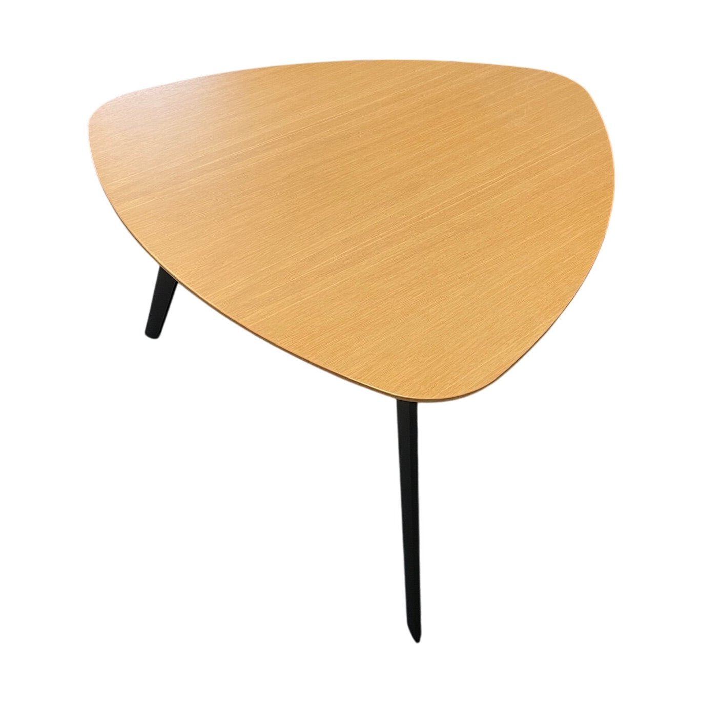 Dråpeformet møtebord i lys eik fra Fora Form, 115x115 cm