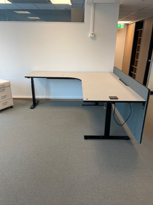 Elektrisk hev/senk hjørneskrivebord
