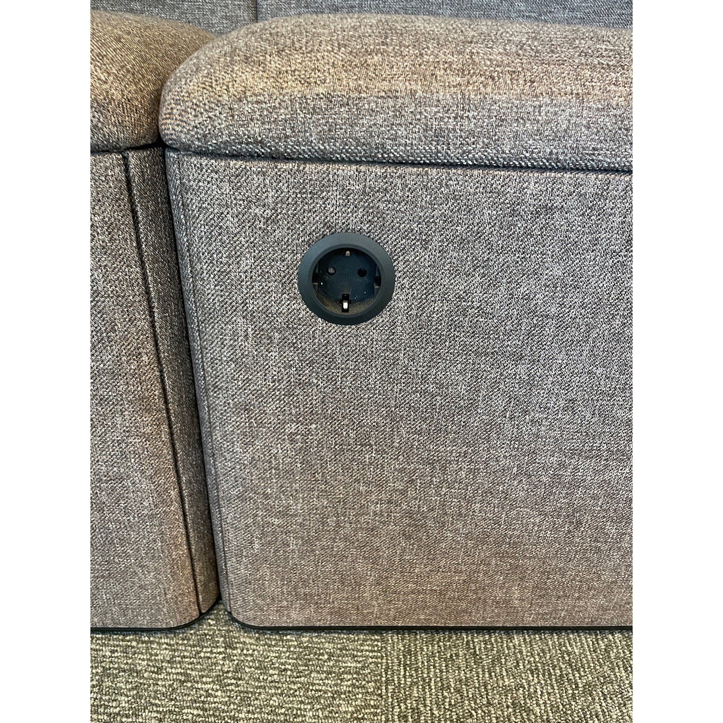 dB loungesofa fra Abstracta med integrert strømuttak